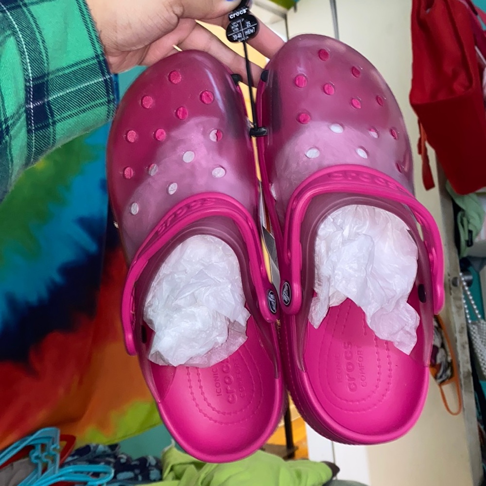 Crocs classic translucent pink